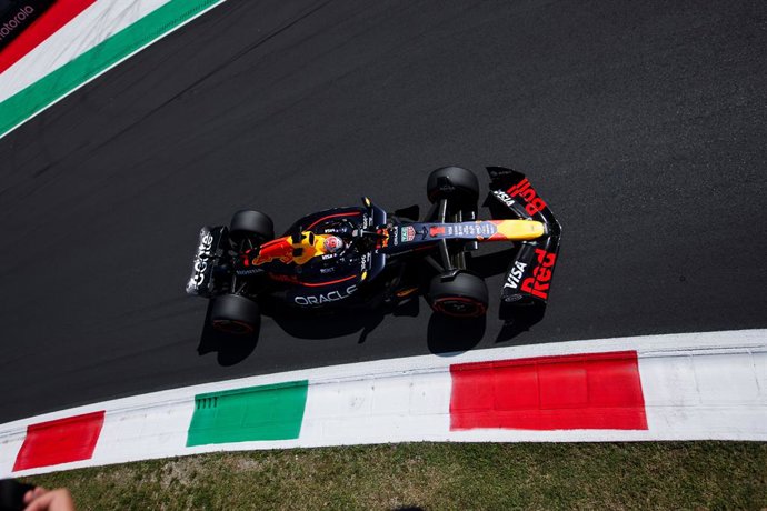 01 VERSTAPPEN Max (nld), Red Bull Racing RB21, action during the 2025 Formula 1 Pirelli Grand Premio d’Italia, 2025 Italian Grand Prix, 16th round of the 2025 FIA Formula One World Championship from September 5 to 7, 2025 on the Autodromo Nazionale Monza,
