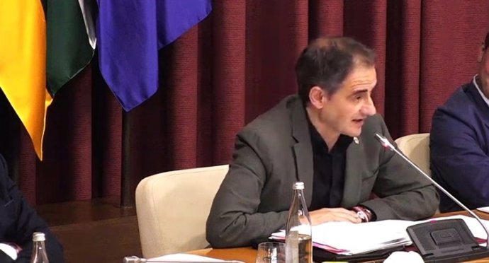 Archivo - Miguel Saínz, durante su comparecencia en el pleno