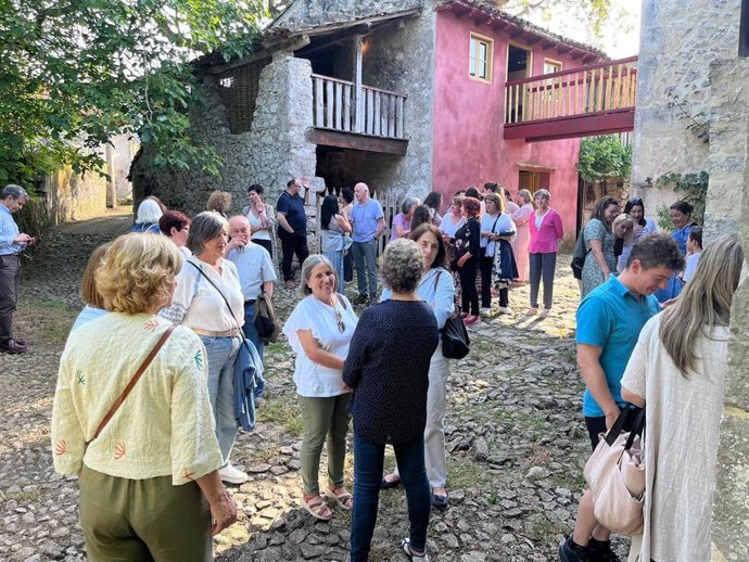 Visitantes en el Museo del Oriente de Asturias.