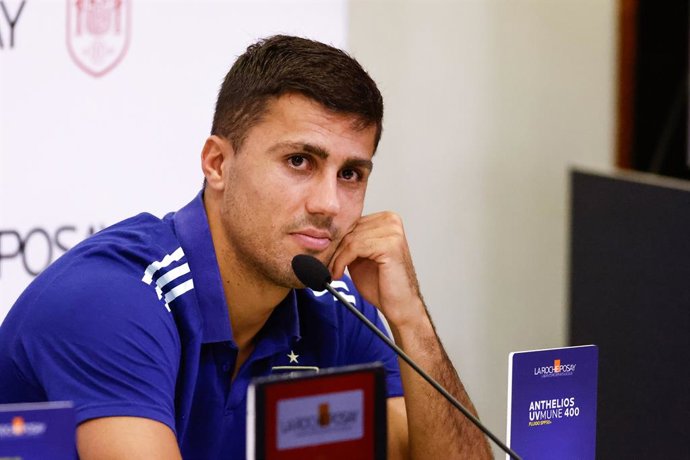 Archivo - Rodri Hernandez attends an interview during the presentation of sponsorship of La Roche and Posay for Spain football Team at Ciudad del Futbol on September 03, 2024, in Las Rozas, Madrid, Spain.