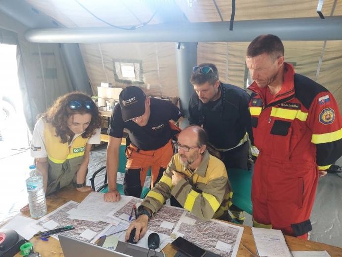 Fernández Blanco (a la izquierda) sirvió de enlace entre los equipos de los medios aéreos internacionales procedentes de varios países y los responsables del dispositivo.
