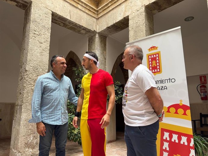 El presidente de la Diputación de Granada, Francis Rodríguez, saluda al Cascamorras de este año en Baza, Fran Vera.