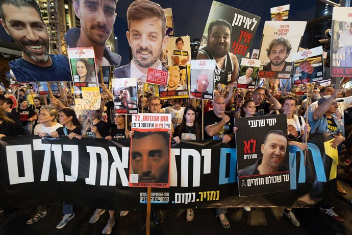 26 de agosto de 2025, Tel Aviv, Israel: Manifestantes seguram uma faixa e cartazes que expressam suas opiniões durante a manifestação. Um dia de protesto em massa exigindo que o governo israelense concordasse com um acordo de reféns e com o fim da guerra.
