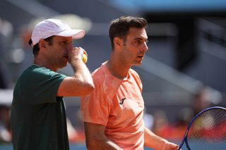 Archivo - Marcel Granollers of Spain and Horacio Zeballos of Argentina play doubles against Marcelo Arevalo of El Salvador and Mate Pavic of Croatia during the Men Double’s Final of Mutua Madrid Open 2025 - ATP Masters 1000 celebrated at Caja Magica on Ma