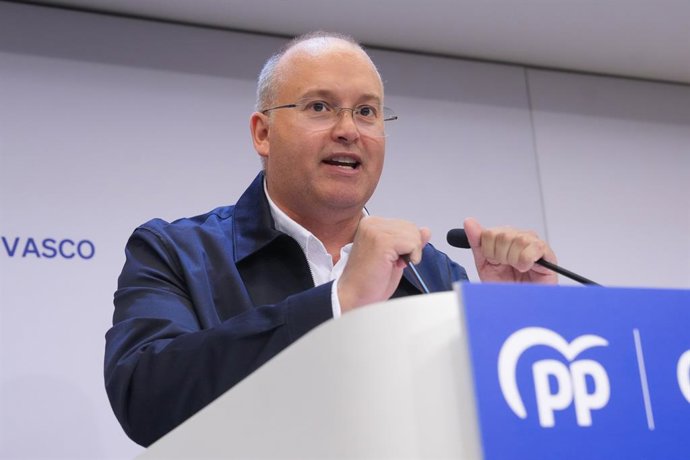 O secretário-geral do Partido Popular, Miguel Tellado, durante um evento político, em 27 de agosto de 2025, em San Sebastián, Guipúzcoa, País Basco (Espanha). Durante seu discurso, Tellado pediu que as pessoas se juntassem ao "tsunami democrático e
