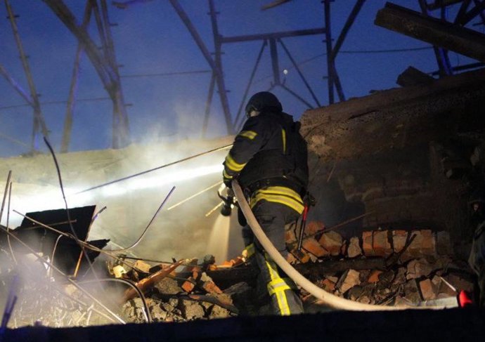 Bomberos tras un ataque ruso en Zaporiyia (Ucrania)