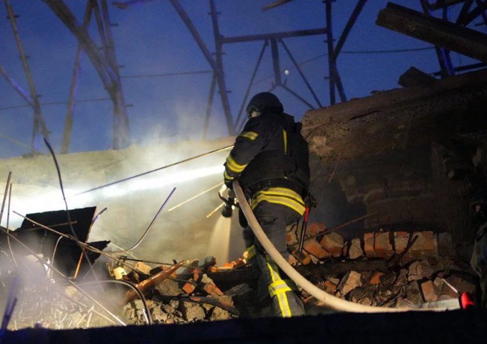 Bomberos tras un ataque ruso en Zaporiyia (Ucrania)