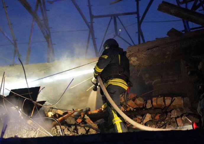 Bombeiros após um ataque russo em Zaporiyia (Ucrânia)