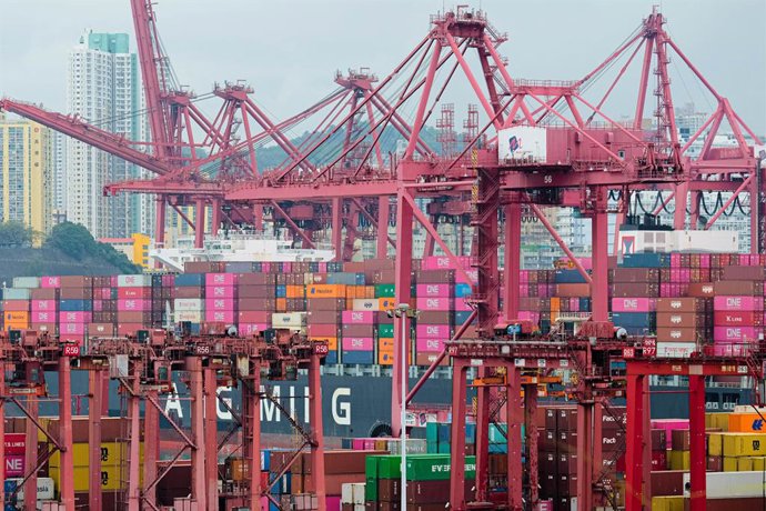 Archivo - Arquivo - 4 de março de 2025, Hong Kong, China: Um navio de carga carregado com contêineres atraca no terminal internacional de Hong Kong. O presidente dos EUA, Trump, impôs novas tarifas sobre as importações da China, Canadá e México, citando o