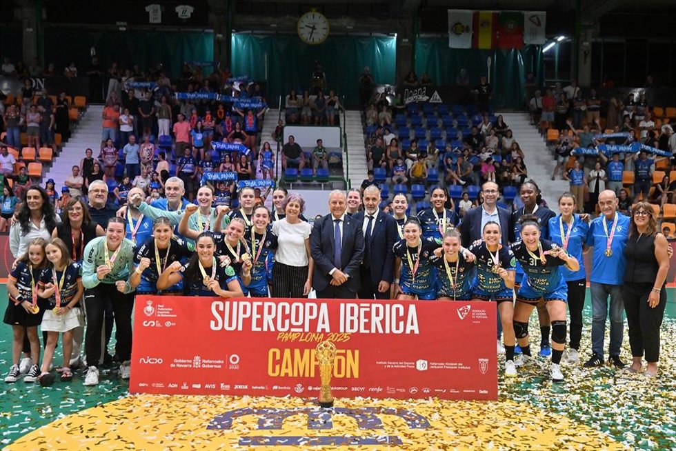 El Super Amara Bera Bera celebra su título de la Supercopa Ibérica Femenina 2025.