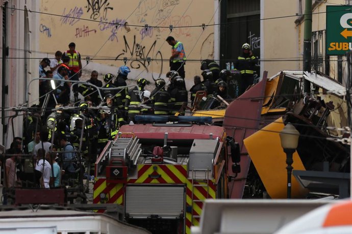 LISBOA, 3 de setembro de 2025 -- Bombeiros e Polícia de Segurança Pública trabalham no local do acidente com o funicular em Lisboa, Portugal, em 3 de setembro de 2025. O Funicular da Glória, uma das atrações turísticas mais conhecidas de Lisboa, descarril