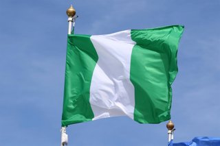 Archivo - June 20, 2025, Saint Petersburg, Russia: The Nigerian national flag flutters in the wind on a flagpole.