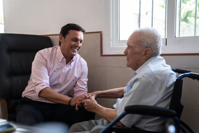 Archivo - El presidente de la Diputación de Almería, Javier Aureliano García, felicita al alcalde de Chercos, José Antonio Torres, por su 100 cumpleaños y le comunica la concesión del Escudo de Oro de la Provincia.