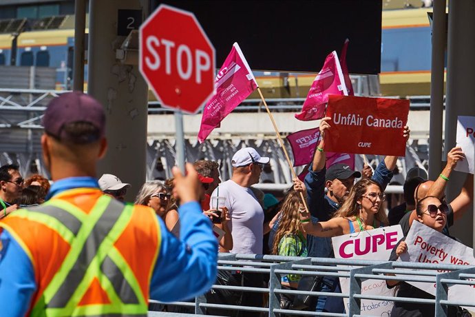 18 de agosto de 2025, Toronto, On, Canadá: Comissários de bordo da Air Canada em greve fazem piquete no Aeroporto Internacional Pearson, em Toronto, na segunda-feira, 18 de agosto de 2025.
