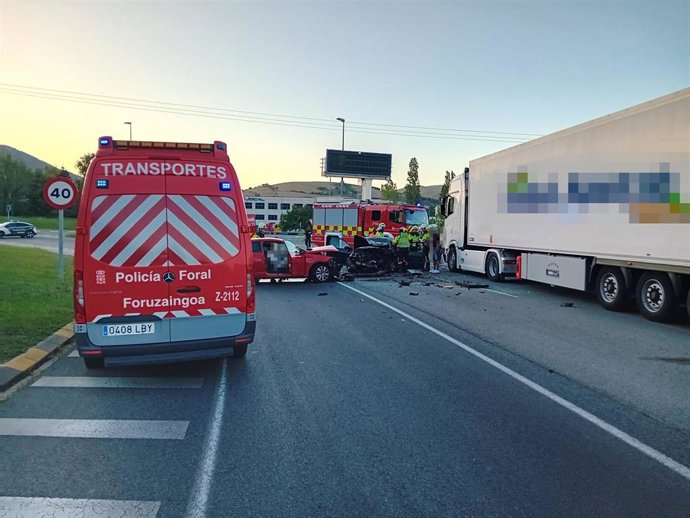 Los servicios de emergencia intervienen en el lugar del accidente.