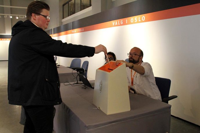 Archivo - Imagen de archivo de un hombre depositando una papeleta en una urna durante las elecciones en Oslo, Noruega.
