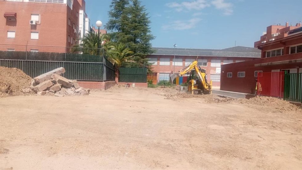 Obras en los terrenos aledaños del CEIP Gonzalo Fernández de Córdoba, Madrid, el 1 de septiembre de 2025.