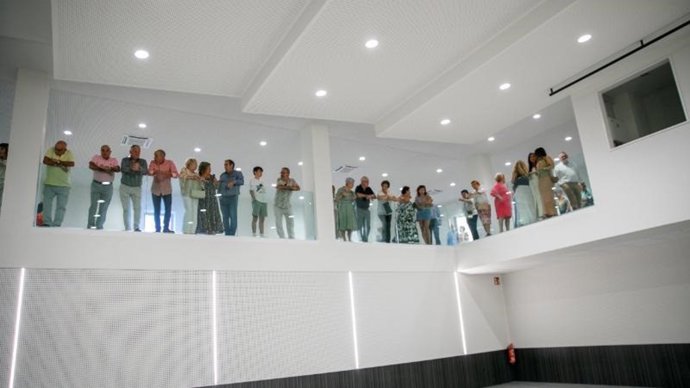 El presidente del Gobierno de La Rioja, Gonzalo Capellán, junto al consejero de Política Local, Infraestructuras y Lucha contra la Despoblación, Daniel Osés, inaugura el edificio multiusos en el que también se ubica el consultorio médico de San Asensio