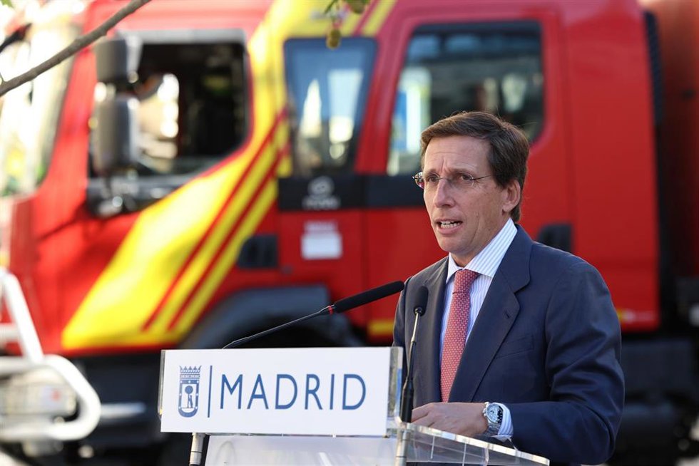 Almeida preside el homenaje a los diez bomberos fallecidos en los Almacenes Arias hace 38 años