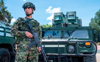 Archivo - Un militar del Ejército de Colombia (archivo)