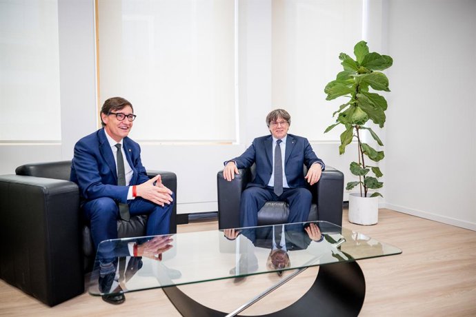 O presidente da Generalitat, Salvador Illa (à esquerda), cumprimenta o presidente do Junts per Catalunya, Carles Puigdemont (à direita), durante uma reunião em 2 de agosto de 2025 em Bruxelas (Bélgica). Illa, que promoveu a reunião, observou sua intenção 