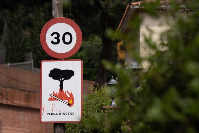 Archivo - Un cartell de perill d'incendi al parc natural de la serra de Collserola
