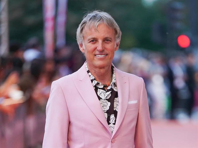 El presentador Jesús Calleja posa en la alfombra naranja de la gala de clausura del FesTVal de Vitoria, en el Palacio de Congresos Europa, a 6 de septiembre de 2025, en Vitoria-Gastéiz, Álava, País Vasco (España).