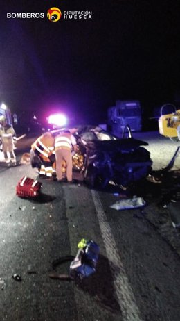 Bomberos de la DPH en el lugar del accidente ocurrido esta pasada madrugada en la A-1605