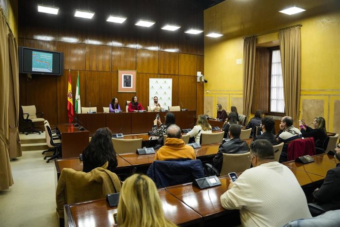 Archivo - La consejera de Inclusión Social, Juventud, Familias e Igualdad, Loles López, presenta balance de las comisiones contra la violencia de género y una campaña contra la LGTBIfobia en el deporte en el Parlamento de Andalucía. (Foto de archivo).