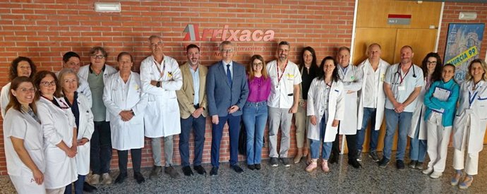 El consejero de Salud, Juan José Pedreño, con el equipo de la Unidad de Fibrosis Quística del hospital Virgen de la Arrixaca tras una reunión reciente.