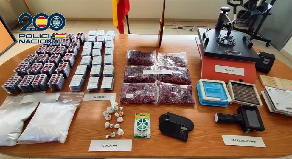 Desmantelan un laboratorio clandestino de fármacos para la disfunción eréctil en Manises