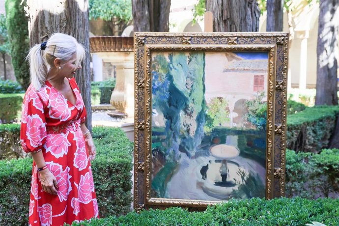 La consejera de Cultura y Deporte, Patricia Del Pozo, junto al óleo 'Jardín de Lindaraja. Alhambra, Granada' pintado por Joaquín Sorolla en 1909.