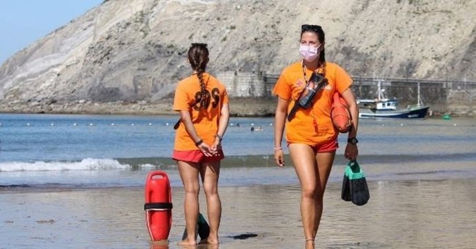 Archivo - Socorristas de Cruz Roja en una playa de Bizkaia.