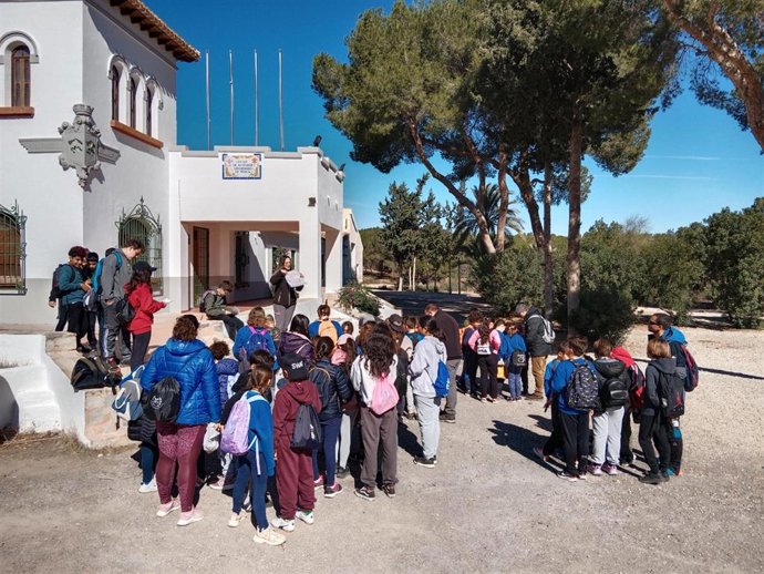 Jóvenes participantes reciben las instrucciones sobre la actividad en una imagen de archivo del pasado curso.