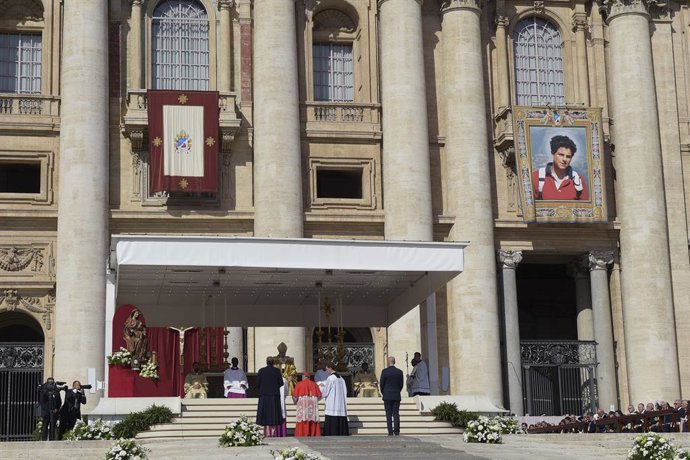 El papa Lleó XIV durant la canonització de Carlo Acutis, a la plaça de Sant Pere del Vaticà, a 7 de setembre de 2025, a Roma (Itàlia)