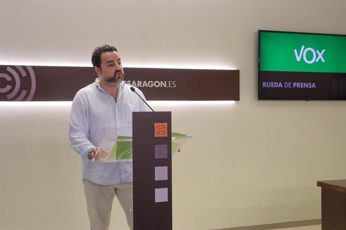 Archivo - El diputado de Vox en las Cortes de Aragón David Arranz en la sala de prensa del Parlamento autonómico.