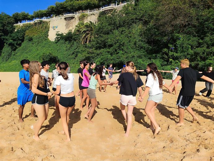 Un grupo de jóvenes participan en una actividad de 'Verano Teenager'