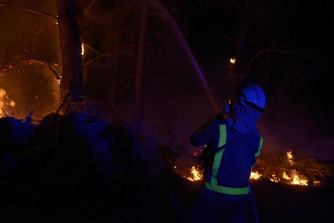 Bomberos forestales tratan de extinguir el fuego en Vences, a 14 de agosto de 2025, en Monterrei, Ourense, Galicia (España).
