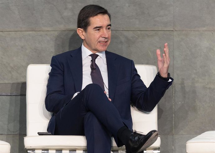 Archivo - El presidente de BBVA, Carlos Torres Vila, durante un encuentro de la Asociación Española de Banca (AEB) organiza un encuentro sobre el papel del sector bancario en la financiación del futuro de Europa, en el Auditorio Rafael del Pino, a 14 de m