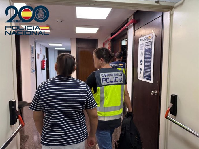 La arrestada, de espaldas, en dependencias policiales.