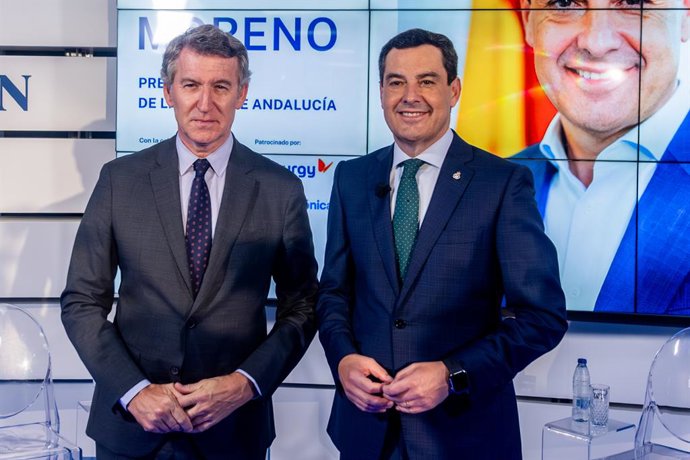 Archivo - Arquivo - O presidente do Partido Popular, Alberto Núñez Feijóo (à esquerda), apresenta o presidente da Junta de Andalucía, Juanma Moreno (à direita), na reunião organizada pelo La Razón, em 14 de julho de 2025, em Madri (Espanha).
