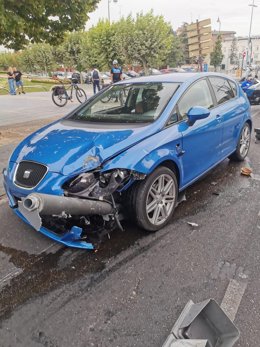 El vehículo que ha chocado contra el semáforo en la Plaza Colón de Valladolid