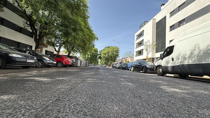 Imagen del pavimento de la calle Hermenegildo, en Sevilla.