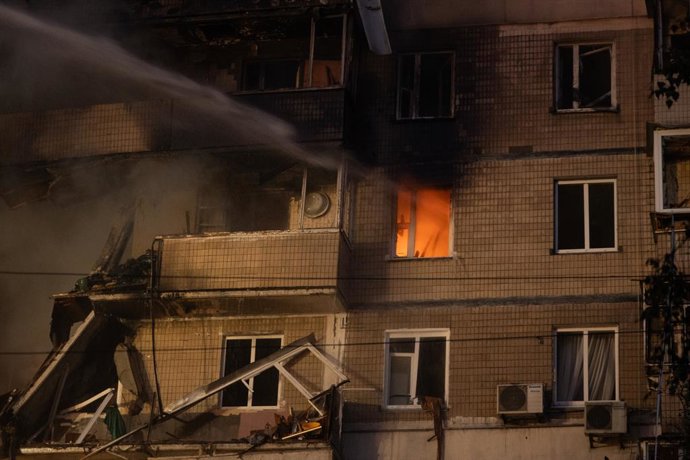 7 de setembro de 2025, Kiev, Ucrânia, Ucrânia: Danos em um prédio de apartamentos depois que um ataque combinado de mísseis e drones atingiu Kiev, na Ucrânia, na madrugada de domingo, 7 de setembro de 2025.