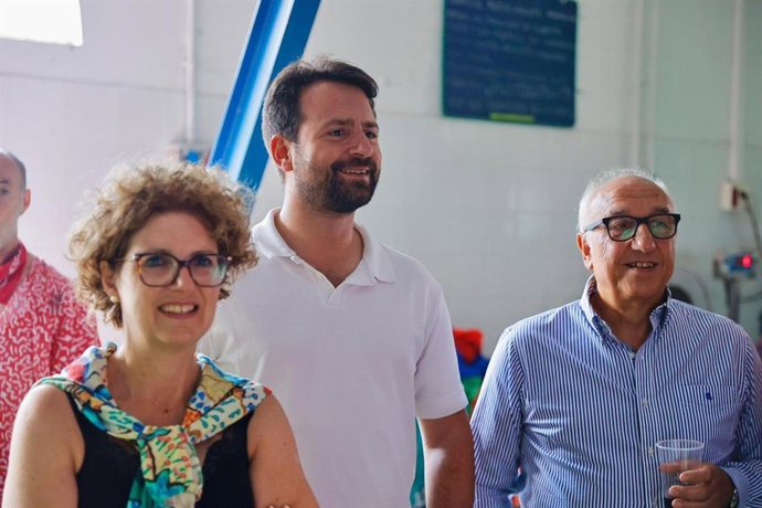 La alcaldesa de Navia, Ana Fernández, el presidente del PP de Asturias, Álvaro Queipo, y el diputado regional Salvador Méndez, este domingo en Puerto de Vega.