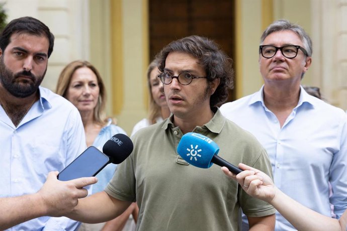 O porta-voz da Economia e secretário-geral do grupo Vox no Congresso dos Deputados, José María Figaredo, fala com a mídia em Sevilha.