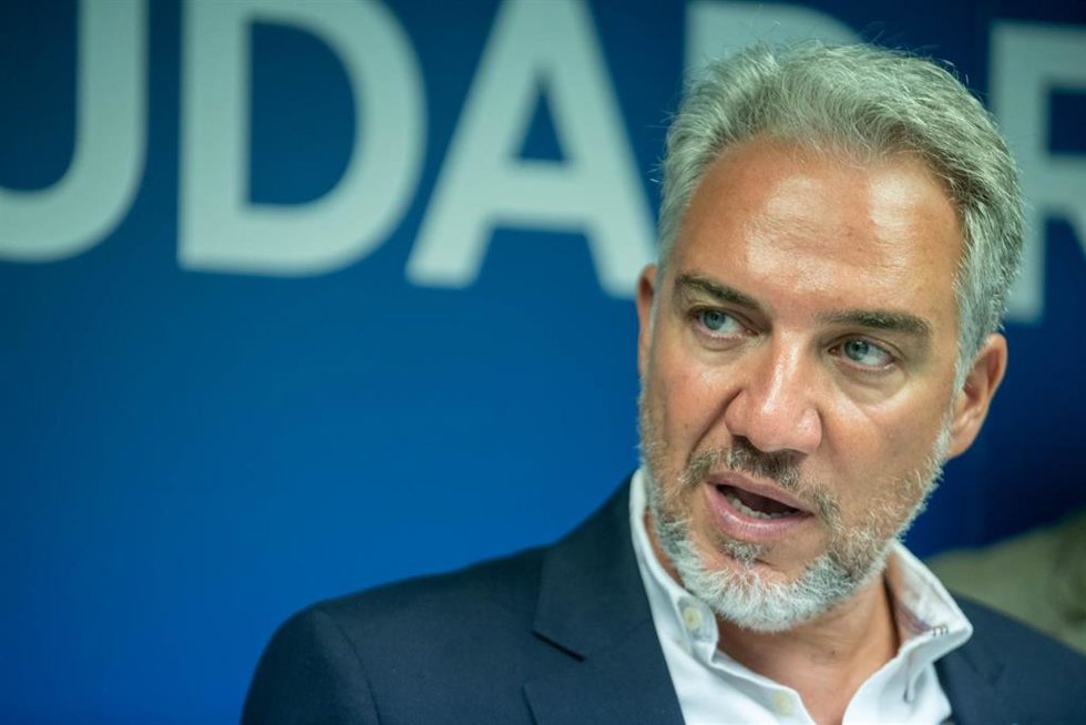 El vicesecretario nacional del PP, Elías Bendodo, ofrece declaraciones a los medios tras la reunión de trabajo del Comité de Dirección PPCR y del Grupo Popular de la Diputación de Ciudad Real, en la sede provincial del PP de Ciudad Real. (Foto de archiv