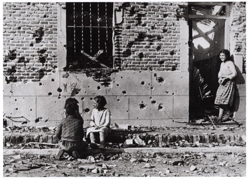 Archivo - La calle Peironcely número 10, convertida en un icono de la Guerra Civil porque fue fotografiada por Robert Capa  Fotografía de la Calle Peironcely 10, icono de la guerra civil, por Robert Capa