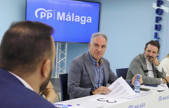 Archivo - El vicesecretario de Política Autonómica, Local y Análisis Electoral del PP y diputado por Málaga de la formación en el Congreso, Elías Bendodo, junto al secretario general de los 'populares' de Málaga, José Ramón Carmona, en una imagen de archi