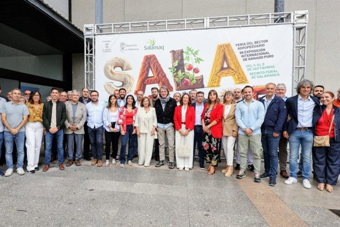 Carlos Martínez en su visita a Salamaq.